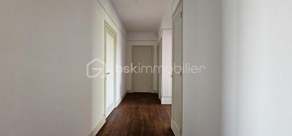 Idéalement situé en plein cœur de Vichy, à proximité immédiate des commerces et de toutes les commodités, découvrez cet agréable appartement traversant de 76,94 m², situé au 5ᵉ étage avec ascenseur d’une résidence des années 1970.

Bénéficiant d’une belle hauteur sous plafond et d’une distribution fonctionnelle, cet appartement offre de beaux volumes et une agréable luminosité.

L’entrée, particulièrement spacieuse, dispose de nombreux rangements et dessert les différentes pièces de l’appartement.

La partie jour se compose d’un séjour d’environ 22 m², ouvrant sur un balcon d’environ 6 m². Cet espace extérieur constitue un véritable atout et offre une vue dégagée sur Vichy et les collines environnantes.

La cuisine, aménagée et équipée, est indépendante et fonctionnelle.

La partie nuit propose deux vastes chambres, situées au calme à l’arrière de la résidence, ainsi qu’une salle d’eau avec douche à l’italienne et des WC indépendants.

Une cave complète ce bien.

L’appartement est en bon état général et ne nécessite pas de travaux importants. Son caractère traversant, ses volumes, sa hauteur sous plafond et sa loggia avec vue dégagée en font un bien particulièrement agréable à vivre.

Difficile de trouver emplacement plus pratique : la résidence se situe à quelques pas du centre commercial des Quatre Chemins, de la rue Georges-Clemenceau, de la rue Wilson et de la rue de Paris.

La gare SNCF se trouve à environ 500 à 600 mètres, tandis que le marché couvert est également accessible à pied en quelques minutes.

Un appartement idéal pour une résidence principale, un pied-à-terre ou un investissement locatif, permettant de profiter pleinement de la vie du centre-ville de Vichy tout en bénéficiant d’un étage élevé, d’un ascenseur, d’une vue dégagée et d’un espace extérieur.

Un bien complet, central et fonctionnel, à découvrir sans tarder.