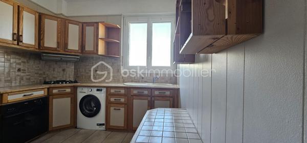 Idéalement situé en plein cœur de Vichy, à proximité immédiate des commerces et de toutes les commodités, découvrez cet agréable appartement traversant de 76,94 m², situé au 5ᵉ étage avec ascenseur d’une résidence des années 1970.

Bénéficiant d’une belle hauteur sous plafond et d’une distribution fonctionnelle, cet appartement offre de beaux volumes et une agréable luminosité.

L’entrée, particulièrement spacieuse, dispose de nombreux rangements et dessert les différentes pièces de l’appartement.

La partie jour se compose d’un séjour d’environ 22 m², ouvrant sur un balcon d’environ 6 m². Cet espace extérieur constitue un véritable atout et offre une vue dégagée sur Vichy et les collines environnantes.

La cuisine, aménagée et équipée, est indépendante et fonctionnelle.

La partie nuit propose deux vastes chambres, situées au calme à l’arrière de la résidence, ainsi qu’une salle d’eau avec douche à l’italienne et des WC indépendants.

Une cave complète ce bien.

L’appartement est en bon état général et ne nécessite pas de travaux importants. Son caractère traversant, ses volumes, sa hauteur sous plafond et sa loggia avec vue dégagée en font un bien particulièrement agréable à vivre.

Difficile de trouver emplacement plus pratique : la résidence se situe à quelques pas du centre commercial des Quatre Chemins, de la rue Georges-Clemenceau, de la rue Wilson et de la rue de Paris.

La gare SNCF se trouve à environ 500 à 600 mètres, tandis que le marché couvert est également accessible à pied en quelques minutes.

Un appartement idéal pour une résidence principale, un pied-à-terre ou un investissement locatif, permettant de profiter pleinement de la vie du centre-ville de Vichy tout en bénéficiant d’un étage élevé, d’un ascenseur, d’une vue dégagée et d’un espace extérieur.

Un bien complet, central et fonctionnel, à découvrir sans tarder.