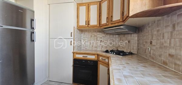 Idéalement situé en plein cœur de Vichy, à proximité immédiate des commerces et de toutes les commodités, découvrez cet agréable appartement traversant de 76,94 m², situé au 5ᵉ étage avec ascenseur d’une résidence des années 1970.

Bénéficiant d’une belle hauteur sous plafond et d’une distribution fonctionnelle, cet appartement offre de beaux volumes et une agréable luminosité.

L’entrée, particulièrement spacieuse, dispose de nombreux rangements et dessert les différentes pièces de l’appartement.

La partie jour se compose d’un séjour d’environ 22 m², ouvrant sur un balcon d’environ 6 m². Cet espace extérieur constitue un véritable atout et offre une vue dégagée sur Vichy et les collines environnantes.

La cuisine, aménagée et équipée, est indépendante et fonctionnelle.

La partie nuit propose deux vastes chambres, situées au calme à l’arrière de la résidence, ainsi qu’une salle d’eau avec douche à l’italienne et des WC indépendants.

Une cave complète ce bien.

L’appartement est en bon état général et ne nécessite pas de travaux importants. Son caractère traversant, ses volumes, sa hauteur sous plafond et sa loggia avec vue dégagée en font un bien particulièrement agréable à vivre.

Difficile de trouver emplacement plus pratique : la résidence se situe à quelques pas du centre commercial des Quatre Chemins, de la rue Georges-Clemenceau, de la rue Wilson et de la rue de Paris.

La gare SNCF se trouve à environ 500 à 600 mètres, tandis que le marché couvert est également accessible à pied en quelques minutes.

Un appartement idéal pour une résidence principale, un pied-à-terre ou un investissement locatif, permettant de profiter pleinement de la vie du centre-ville de Vichy tout en bénéficiant d’un étage élevé, d’un ascenseur, d’une vue dégagée et d’un espace extérieur.

Un bien complet, central et fonctionnel, à découvrir sans tarder.