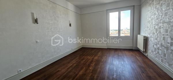 Idéalement situé en plein cœur de Vichy, à proximité immédiate des commerces et de toutes les commodités, découvrez cet agréable appartement traversant de 76,94 m², situé au 5ᵉ étage avec ascenseur d’une résidence des années 1970.

Bénéficiant d’une belle hauteur sous plafond et d’une distribution fonctionnelle, cet appartement offre de beaux volumes et une agréable luminosité.

L’entrée, particulièrement spacieuse, dispose de nombreux rangements et dessert les différentes pièces de l’appartement.

La partie jour se compose d’un séjour d’environ 22 m², ouvrant sur un balcon d’environ 6 m². Cet espace extérieur constitue un véritable atout et offre une vue dégagée sur Vichy et les collines environnantes.

La cuisine, aménagée et équipée, est indépendante et fonctionnelle.

La partie nuit propose deux vastes chambres, situées au calme à l’arrière de la résidence, ainsi qu’une salle d’eau avec douche à l’italienne et des WC indépendants.

Une cave complète ce bien.

L’appartement est en bon état général et ne nécessite pas de travaux importants. Son caractère traversant, ses volumes, sa hauteur sous plafond et sa loggia avec vue dégagée en font un bien particulièrement agréable à vivre.

Difficile de trouver emplacement plus pratique : la résidence se situe à quelques pas du centre commercial des Quatre Chemins, de la rue Georges-Clemenceau, de la rue Wilson et de la rue de Paris.

La gare SNCF se trouve à environ 500 à 600 mètres, tandis que le marché couvert est également accessible à pied en quelques minutes.

Un appartement idéal pour une résidence principale, un pied-à-terre ou un investissement locatif, permettant de profiter pleinement de la vie du centre-ville de Vichy tout en bénéficiant d’un étage élevé, d’un ascenseur, d’une vue dégagée et d’un espace extérieur.

Un bien complet, central et fonctionnel, à découvrir sans tarder.