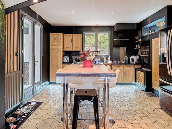 Pavillon familial lumineux, aux beaux volumes et au calme absolu !