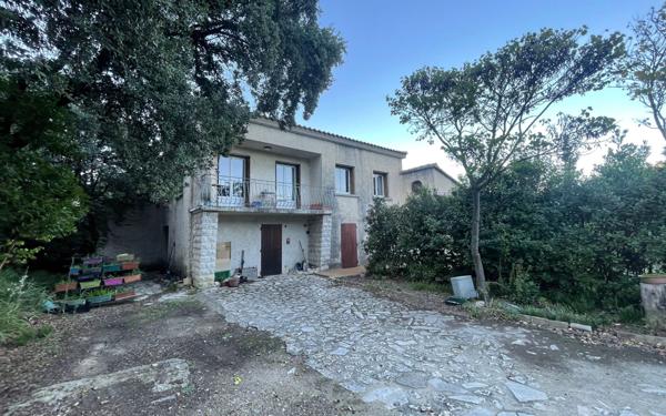 Immeuble à vendre    6 pièces •  Vedène