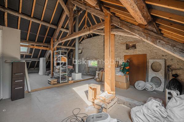 Sur la commune de Seyssel, à moins de 2 kilomètres du centre-ville et de toutes les commodités, venez découvrir cette jolie maison mitoyenne sans vis à vis de 136 m², bénéficiant d’un environnement agréable et d’un vaste terrain arboré de 2 792 m².

La maison se compose d’une cuisine ouverte sur le séjour avec accès direct à une première grande terrasse. Une suite parentale complète ce niveau avec chambre, salle d’eau, WC et accès à une seconde terrasse indépendante.

À l’étage, vous découvrirez un grand salon, trois chambres ainsi qu’une salle de bains avec WC. Les combles, déjà accessibles par un escalier, offrent un potentiel d’aménagement supplémentaire.

L’extérieur constitue un véritable atout de cette propriété. Le grand terrain, arboré et soigneusement entretenu, offre de nombreuses possibilités d’aménagement selon vos envies. Vous profiterez d’un espace potager/jardin, de deux terrasses extérieures, d’un grand espace de stationnement ainsi que d’un portail permettant de sécuriser l’accès à la propriété.

Le jardin bénéficie également d’une belle vue sur le Grand Colombier, apportant un cadre particulièrement agréable aux espaces extérieurs. Un atelier vient compléter l’ensemble.

Une maison pleine de charme, à découvrir sans tarder.