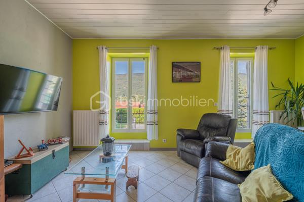 Sur la commune de Seyssel, à moins de 2 kilomètres du centre-ville et de toutes les commodités, venez découvrir cette jolie maison mitoyenne sans vis à vis de 136 m², bénéficiant d’un environnement agréable et d’un vaste terrain arboré de 2 792 m².

La maison se compose d’une cuisine ouverte sur le séjour avec accès direct à une première grande terrasse. Une suite parentale complète ce niveau avec chambre, salle d’eau, WC et accès à une seconde terrasse indépendante.

À l’étage, vous découvrirez un grand salon, trois chambres ainsi qu’une salle de bains avec WC. Les combles, déjà accessibles par un escalier, offrent un potentiel d’aménagement supplémentaire.

L’extérieur constitue un véritable atout de cette propriété. Le grand terrain, arboré et soigneusement entretenu, offre de nombreuses possibilités d’aménagement selon vos envies. Vous profiterez d’un espace potager/jardin, de deux terrasses extérieures, d’un grand espace de stationnement ainsi que d’un portail permettant de sécuriser l’accès à la propriété.

Le jardin bénéficie également d’une belle vue sur le Grand Colombier, apportant un cadre particulièrement agréable aux espaces extérieurs. Un atelier vient compléter l’ensemble.

Une maison pleine de charme, à découvrir sans tarder.