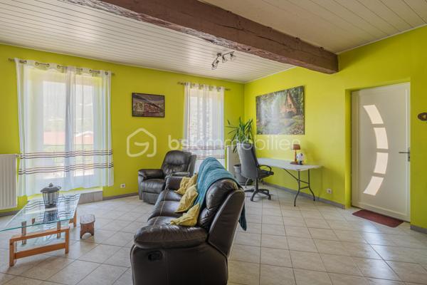 Sur la commune de Seyssel, à moins de 2 kilomètres du centre-ville et de toutes les commodités, venez découvrir cette jolie maison mitoyenne sans vis à vis de 136 m², bénéficiant d’un environnement agréable et d’un vaste terrain arboré de 2 792 m².

La maison se compose d’une cuisine ouverte sur le séjour avec accès direct à une première grande terrasse. Une suite parentale complète ce niveau avec chambre, salle d’eau, WC et accès à une seconde terrasse indépendante.

À l’étage, vous découvrirez un grand salon, trois chambres ainsi qu’une salle de bains avec WC. Les combles, déjà accessibles par un escalier, offrent un potentiel d’aménagement supplémentaire.

L’extérieur constitue un véritable atout de cette propriété. Le grand terrain, arboré et soigneusement entretenu, offre de nombreuses possibilités d’aménagement selon vos envies. Vous profiterez d’un espace potager/jardin, de deux terrasses extérieures, d’un grand espace de stationnement ainsi que d’un portail permettant de sécuriser l’accès à la propriété.

Le jardin bénéficie également d’une belle vue sur le Grand Colombier, apportant un cadre particulièrement agréable aux espaces extérieurs. Un atelier vient compléter l’ensemble.

Une maison pleine de charme, à découvrir sans tarder.