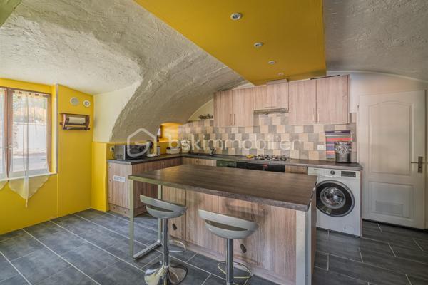Sur la commune de Seyssel, à moins de 2 kilomètres du centre-ville et de toutes les commodités, venez découvrir cette jolie maison mitoyenne sans vis à vis de 136 m², bénéficiant d’un environnement agréable et d’un vaste terrain arboré de 2 792 m².

La maison se compose d’une cuisine ouverte sur le séjour avec accès direct à une première grande terrasse. Une suite parentale complète ce niveau avec chambre, salle d’eau, WC et accès à une seconde terrasse indépendante.

À l’étage, vous découvrirez un grand salon, trois chambres ainsi qu’une salle de bains avec WC. Les combles, déjà accessibles par un escalier, offrent un potentiel d’aménagement supplémentaire.

L’extérieur constitue un véritable atout de cette propriété. Le grand terrain, arboré et soigneusement entretenu, offre de nombreuses possibilités d’aménagement selon vos envies. Vous profiterez d’un espace potager/jardin, de deux terrasses extérieures, d’un grand espace de stationnement ainsi que d’un portail permettant de sécuriser l’accès à la propriété.

Le jardin bénéficie également d’une belle vue sur le Grand Colombier, apportant un cadre particulièrement agréable aux espaces extérieurs. Un atelier vient compléter l’ensemble.

Une maison pleine de charme, à découvrir sans tarder.