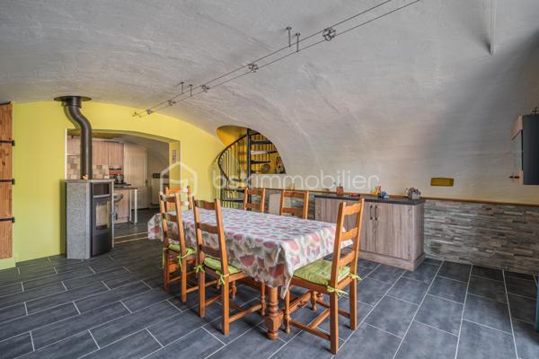 Sur la commune de Seyssel, à moins de 2 kilomètres du centre-ville et de toutes les commodités, venez découvrir cette jolie maison mitoyenne sans vis à vis de 136 m², bénéficiant d’un environnement agréable et d’un vaste terrain arboré de 2 792 m².

La maison se compose d’une cuisine ouverte sur le séjour avec accès direct à une première grande terrasse. Une suite parentale complète ce niveau avec chambre, salle d’eau, WC et accès à une seconde terrasse indépendante.

À l’étage, vous découvrirez un grand salon, trois chambres ainsi qu’une salle de bains avec WC. Les combles, déjà accessibles par un escalier, offrent un potentiel d’aménagement supplémentaire.

L’extérieur constitue un véritable atout de cette propriété. Le grand terrain, arboré et soigneusement entretenu, offre de nombreuses possibilités d’aménagement selon vos envies. Vous profiterez d’un espace potager/jardin, de deux terrasses extérieures, d’un grand espace de stationnement ainsi que d’un portail permettant de sécuriser l’accès à la propriété.

Le jardin bénéficie également d’une belle vue sur le Grand Colombier, apportant un cadre particulièrement agréable aux espaces extérieurs. Un atelier vient compléter l’ensemble.

Une maison pleine de charme, à découvrir sans tarder.