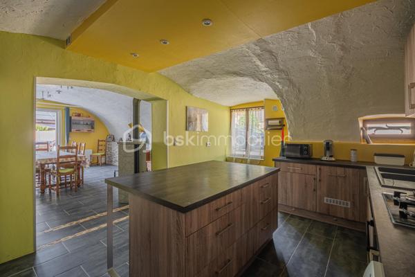 Sur la commune de Seyssel, à moins de 2 kilomètres du centre-ville et de toutes les commodités, venez découvrir cette jolie maison mitoyenne sans vis à vis de 136 m², bénéficiant d’un environnement agréable et d’un vaste terrain arboré de 2 792 m².

La maison se compose d’une cuisine ouverte sur le séjour avec accès direct à une première grande terrasse. Une suite parentale complète ce niveau avec chambre, salle d’eau, WC et accès à une seconde terrasse indépendante.

À l’étage, vous découvrirez un grand salon, trois chambres ainsi qu’une salle de bains avec WC. Les combles, déjà accessibles par un escalier, offrent un potentiel d’aménagement supplémentaire.

L’extérieur constitue un véritable atout de cette propriété. Le grand terrain, arboré et soigneusement entretenu, offre de nombreuses possibilités d’aménagement selon vos envies. Vous profiterez d’un espace potager/jardin, de deux terrasses extérieures, d’un grand espace de stationnement ainsi que d’un portail permettant de sécuriser l’accès à la propriété.

Le jardin bénéficie également d’une belle vue sur le Grand Colombier, apportant un cadre particulièrement agréable aux espaces extérieurs. Un atelier vient compléter l’ensemble.

Une maison pleine de charme, à découvrir sans tarder.