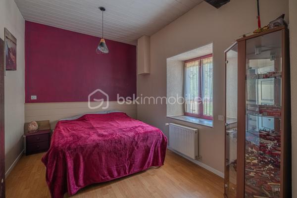 Sur la commune de Seyssel, à moins de 2 kilomètres du centre-ville et de toutes les commodités, venez découvrir cette jolie maison mitoyenne sans vis à vis de 136 m², bénéficiant d’un environnement agréable et d’un vaste terrain arboré de 2 792 m².

La maison se compose d’une cuisine ouverte sur le séjour avec accès direct à une première grande terrasse. Une suite parentale complète ce niveau avec chambre, salle d’eau, WC et accès à une seconde terrasse indépendante.

À l’étage, vous découvrirez un grand salon, trois chambres ainsi qu’une salle de bains avec WC. Les combles, déjà accessibles par un escalier, offrent un potentiel d’aménagement supplémentaire.

L’extérieur constitue un véritable atout de cette propriété. Le grand terrain, arboré et soigneusement entretenu, offre de nombreuses possibilités d’aménagement selon vos envies. Vous profiterez d’un espace potager/jardin, de deux terrasses extérieures, d’un grand espace de stationnement ainsi que d’un portail permettant de sécuriser l’accès à la propriété.

Le jardin bénéficie également d’une belle vue sur le Grand Colombier, apportant un cadre particulièrement agréable aux espaces extérieurs. Un atelier vient compléter l’ensemble.

Une maison pleine de charme, à découvrir sans tarder.