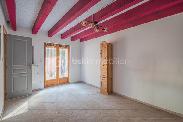 Sur la commune de Seyssel, à moins de 2 kilomètres du centre-ville et de toutes les commodités, venez découvrir cette jolie maison mitoyenne sans vis à vis de 136 m², bénéficiant d’un environnement agréable et d’un vaste terrain arboré de 2 792 m².

La maison se compose d’une cuisine ouverte sur le séjour avec accès direct à une première grande terrasse. Une suite parentale complète ce niveau avec chambre, salle d’eau, WC et accès à une seconde terrasse indépendante.

À l’étage, vous découvrirez un grand salon, trois chambres ainsi qu’une salle de bains avec WC. Les combles, déjà accessibles par un escalier, offrent un potentiel d’aménagement supplémentaire.

L’extérieur constitue un véritable atout de cette propriété. Le grand terrain, arboré et soigneusement entretenu, offre de nombreuses possibilités d’aménagement selon vos envies. Vous profiterez d’un espace potager/jardin, de deux terrasses extérieures, d’un grand espace de stationnement ainsi que d’un portail permettant de sécuriser l’accès à la propriété.

Le jardin bénéficie également d’une belle vue sur le Grand Colombier, apportant un cadre particulièrement agréable aux espaces extérieurs. Un atelier vient compléter l’ensemble.

Une maison pleine de charme, à découvrir sans tarder.