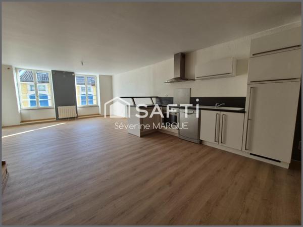 Appartement avec petit extérieur et cave.