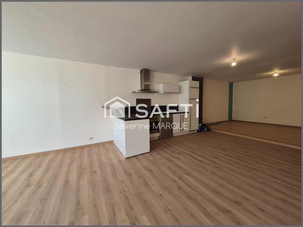 Appartement avec petit extérieur et cave.