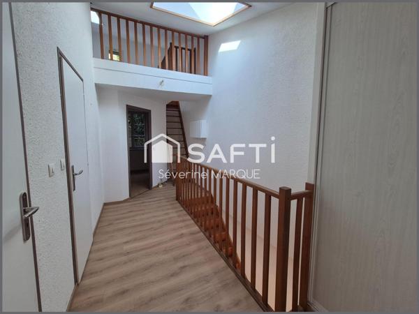 Appartement avec petit extérieur et cave.