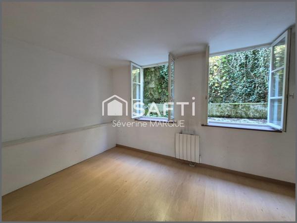 Appartement avec petit extérieur et cave.