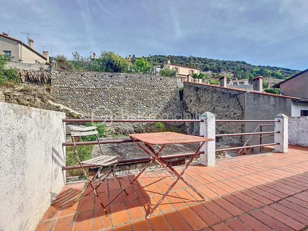 Située au cœur du village,
 cette maison R+3, 2 faces, se compose en rez-de-chaussée d'une entrée, une cuisine indépendante, un séjour ainsi qu'une cave.
Le premier étage dispose de deux chambres, d'une salle de bains avec wc, et donne accès à l’arrière de la maison où se trouve une dépendance d’environ 30 m². 
Au deuxième étage, deux chambres supplémentaires et une pièce idéale pour un bureau ou un dressing.
Enfin, au dernier niveau, une charmante pièce de vie lumineuse s’ouvre sur une agréable terrasse de toit .

Quelques travaux sont à prévoir . À visiter sans attendre !