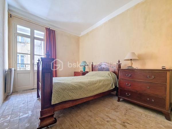 Située au cœur du village,
 cette maison R+3, 2 faces, se compose en rez-de-chaussée d'une entrée, une cuisine indépendante, un séjour ainsi qu'une cave.
Le premier étage dispose de deux chambres, d'une salle de bains avec wc, et donne accès à l’arrière de la maison où se trouve une dépendance d’environ 30 m². 
Au deuxième étage, deux chambres supplémentaires et une pièce idéale pour un bureau ou un dressing.
Enfin, au dernier niveau, une charmante pièce de vie lumineuse s’ouvre sur une agréable terrasse de toit .

Quelques travaux sont à prévoir . À visiter sans attendre !