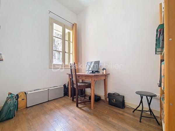 Située au cœur du village,
 cette maison R+3, 2 faces, se compose en rez-de-chaussée d'une entrée, une cuisine indépendante, un séjour ainsi qu'une cave.
Le premier étage dispose de deux chambres, d'une salle de bains avec wc, et donne accès à l’arrière de la maison où se trouve une dépendance d’environ 30 m². 
Au deuxième étage, deux chambres supplémentaires et une pièce idéale pour un bureau ou un dressing.
Enfin, au dernier niveau, une charmante pièce de vie lumineuse s’ouvre sur une agréable terrasse de toit .

Quelques travaux sont à prévoir . À visiter sans attendre !