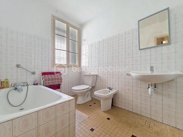 Située au cœur du village,
 cette maison R+3, 2 faces, se compose en rez-de-chaussée d'une entrée, une cuisine indépendante, un séjour ainsi qu'une cave.
Le premier étage dispose de deux chambres, d'une salle de bains avec wc, et donne accès à l’arrière de la maison où se trouve une dépendance d’environ 30 m². 
Au deuxième étage, deux chambres supplémentaires et une pièce idéale pour un bureau ou un dressing.
Enfin, au dernier niveau, une charmante pièce de vie lumineuse s’ouvre sur une agréable terrasse de toit .

Quelques travaux sont à prévoir . À visiter sans attendre !