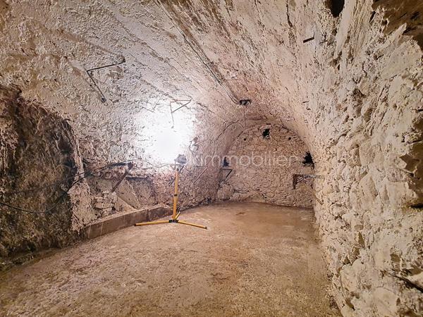 Située au cœur du village,
 cette maison R+3, 2 faces, se compose en rez-de-chaussée d'une entrée, une cuisine indépendante, un séjour ainsi qu'une cave.
Le premier étage dispose de deux chambres, d'une salle de bains avec wc, et donne accès à l’arrière de la maison où se trouve une dépendance d’environ 30 m². 
Au deuxième étage, deux chambres supplémentaires et une pièce idéale pour un bureau ou un dressing.
Enfin, au dernier niveau, une charmante pièce de vie lumineuse s’ouvre sur une agréable terrasse de toit .

Quelques travaux sont à prévoir . À visiter sans attendre !