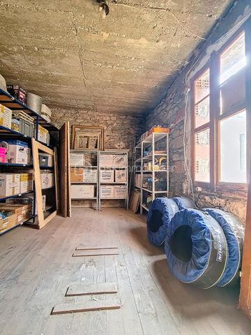 Située au cœur du village,
 cette maison R+3, 2 faces, se compose en rez-de-chaussée d'une entrée, une cuisine indépendante, un séjour ainsi qu'une cave.
Le premier étage dispose de deux chambres, d'une salle de bains avec wc, et donne accès à l’arrière de la maison où se trouve une dépendance d’environ 30 m². 
Au deuxième étage, deux chambres supplémentaires et une pièce idéale pour un bureau ou un dressing.
Enfin, au dernier niveau, une charmante pièce de vie lumineuse s’ouvre sur une agréable terrasse de toit .

Quelques travaux sont à prévoir . À visiter sans attendre !
