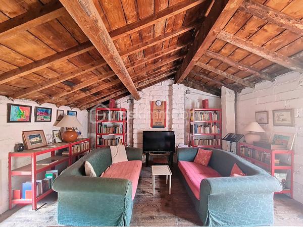 Située au cœur du village,
 cette maison R+3, 2 faces, se compose en rez-de-chaussée d'une entrée, une cuisine indépendante, un séjour ainsi qu'une cave.
Le premier étage dispose de deux chambres, d'une salle de bains avec wc, et donne accès à l’arrière de la maison où se trouve une dépendance d’environ 30 m². 
Au deuxième étage, deux chambres supplémentaires et une pièce idéale pour un bureau ou un dressing.
Enfin, au dernier niveau, une charmante pièce de vie lumineuse s’ouvre sur une agréable terrasse de toit .

Quelques travaux sont à prévoir . À visiter sans attendre !