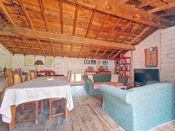 Située au cœur du village,
 cette maison R+3, 2 faces, se compose en rez-de-chaussée d'une entrée, une cuisine indépendante, un séjour ainsi qu'une cave.
Le premier étage dispose de deux chambres, d'une salle de bains avec wc, et donne accès à l’arrière de la maison où se trouve une dépendance d’environ 30 m². 
Au deuxième étage, deux chambres supplémentaires et une pièce idéale pour un bureau ou un dressing.
Enfin, au dernier niveau, une charmante pièce de vie lumineuse s’ouvre sur une agréable terrasse de toit .

Quelques travaux sont à prévoir . À visiter sans attendre !