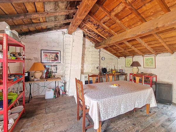 Située au cœur du village,
 cette maison R+3, 2 faces, se compose en rez-de-chaussée d'une entrée, une cuisine indépendante, un séjour ainsi qu'une cave.
Le premier étage dispose de deux chambres, d'une salle de bains avec wc, et donne accès à l’arrière de la maison où se trouve une dépendance d’environ 30 m². 
Au deuxième étage, deux chambres supplémentaires et une pièce idéale pour un bureau ou un dressing.
Enfin, au dernier niveau, une charmante pièce de vie lumineuse s’ouvre sur une agréable terrasse de toit .

Quelques travaux sont à prévoir . À visiter sans attendre !