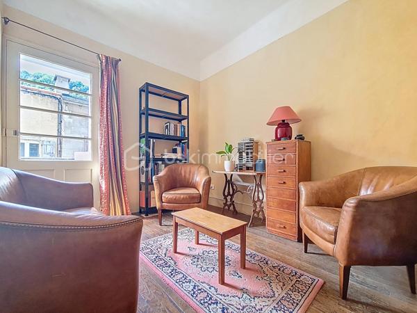 Située au cœur du village,
 cette maison R+3, 2 faces, se compose en rez-de-chaussée d'une entrée, une cuisine indépendante, un séjour ainsi qu'une cave.
Le premier étage dispose de deux chambres, d'une salle de bains avec wc, et donne accès à l’arrière de la maison où se trouve une dépendance d’environ 30 m². 
Au deuxième étage, deux chambres supplémentaires et une pièce idéale pour un bureau ou un dressing.
Enfin, au dernier niveau, une charmante pièce de vie lumineuse s’ouvre sur une agréable terrasse de toit .

Quelques travaux sont à prévoir . À visiter sans attendre !
