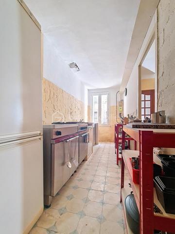 Située au cœur du village,
 cette maison R+3, 2 faces, se compose en rez-de-chaussée d'une entrée, une cuisine indépendante, un séjour ainsi qu'une cave.
Le premier étage dispose de deux chambres, d'une salle de bains avec wc, et donne accès à l’arrière de la maison où se trouve une dépendance d’environ 30 m². 
Au deuxième étage, deux chambres supplémentaires et une pièce idéale pour un bureau ou un dressing.
Enfin, au dernier niveau, une charmante pièce de vie lumineuse s’ouvre sur une agréable terrasse de toit .

Quelques travaux sont à prévoir . À visiter sans attendre !