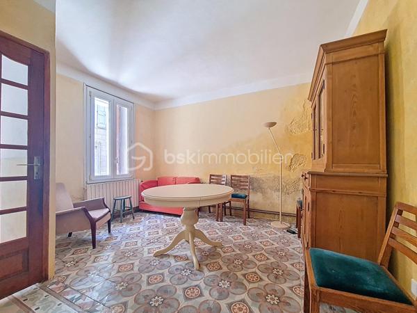 Située au cœur du village,
 cette maison R+3, 2 faces, se compose en rez-de-chaussée d'une entrée, une cuisine indépendante, un séjour ainsi qu'une cave.
Le premier étage dispose de deux chambres, d'une salle de bains avec wc, et donne accès à l’arrière de la maison où se trouve une dépendance d’environ 30 m². 
Au deuxième étage, deux chambres supplémentaires et une pièce idéale pour un bureau ou un dressing.
Enfin, au dernier niveau, une charmante pièce de vie lumineuse s’ouvre sur une agréable terrasse de toit .

Quelques travaux sont à prévoir . À visiter sans attendre !