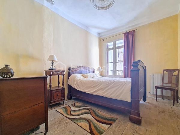 Située au cœur du village,
 cette maison R+3, 2 faces, se compose en rez-de-chaussée d'une entrée, une cuisine indépendante, un séjour ainsi qu'une cave.
Le premier étage dispose de deux chambres, d'une salle de bains avec wc, et donne accès à l’arrière de la maison où se trouve une dépendance d’environ 30 m². 
Au deuxième étage, deux chambres supplémentaires et une pièce idéale pour un bureau ou un dressing.
Enfin, au dernier niveau, une charmante pièce de vie lumineuse s’ouvre sur une agréable terrasse de toit .

Quelques travaux sont à prévoir . À visiter sans attendre !