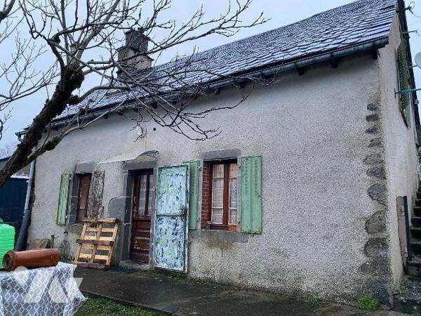 A VENDRE à MOUSSAGES (Cantal), une maison auvergnate couverte en ardoises comprenant:
- au rez...