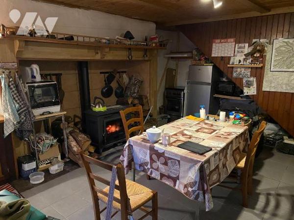 A VENDRE à MOUSSAGES (Cantal), une maison auvergnate couverte en ardoises comprenant:
- au rez...