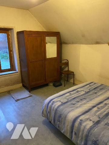 A VENDRE à MOUSSAGES (Cantal), une maison auvergnate couverte en ardoises comprenant:
- au rez...
