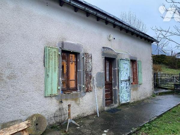 A VENDRE à MOUSSAGES (Cantal), une maison auvergnate couverte en ardoises comprenant:
- au rez...
