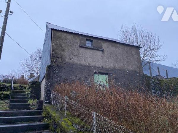 A VENDRE à MOUSSAGES (Cantal), une maison auvergnate couverte en ardoises comprenant:
- au rez...
