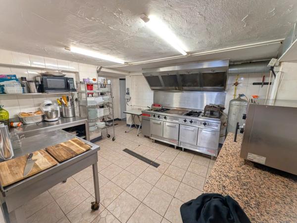 Local commercial + Appartement T4 – Emplacement n°1 La Tamarissière – Prêt à exploiter