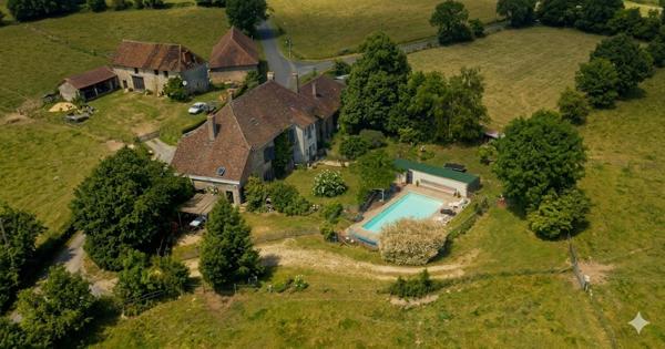 Coup de coeur assuré -Propriété de caractère en pierre-Maison familiale & gîte de 280m2 sur un terrain d'environ 2,8 ha proche de Janailhac