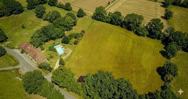 Coup de coeur assuré -Propriété de caractère en pierre-Maison familiale & gîte de 280m2 sur un terrain d'environ 2,8 ha proche de Janailhac