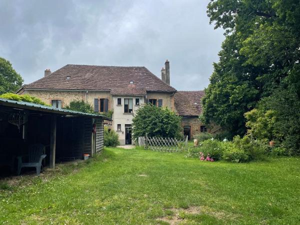 Coup de coeur assuré -Propriété de caractère en pierre-Maison familiale & gîte de 280m2 sur un terrain d'environ 2,8 ha proche de Janailhac