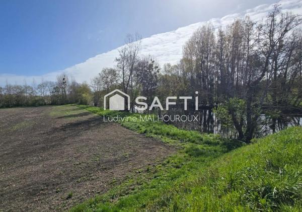 Terrain de loisirs d’environ 1000 m² avec accès direct à la rivière La Dronne, sera borner après le passage du géomètre