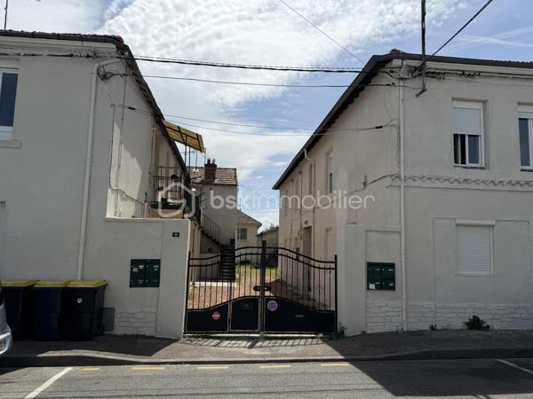 À proximité immédiate du centre-ville, dans un environnement calme et recherché, découvrez cet immeuble de rapport en excellent état, idéal pour un investissement patrimonial de qualité.
L’immeuble se compose de 7 logements entièrement rénovés, offrant des prestations modernes et soignées. Les appartements sont en excellent état, prêts à être occupés, sans travaux à prévoir.
Les atouts de cet ensemble immobilier :

	●	7 appartements rénovés avec des prestations de qualité.
	●	6 garages privatifs.
	●	Caves pour les logements.
	●	Cour commune agréable.
	●	Aucune charge de copropriété.
	●	Façades entièrement refaites à neuf.
	●	Immeuble parfaitement entretenu.
	●	Situation privilégiée : proche de toutes les commodités tout en bénéficiant d’un environnement calme.

Cet immeuble représente une excellente opportunité pour les investisseurs à la recherche d’un bien offrant un fort potentiel locatif, une gestion simplifiée et un patrimoine valorisé grâce à des rénovations récentes.
À découvrir sans tarder !
Pour plus d’informations ou organiser une visite, Pascal MORIN 0609434444