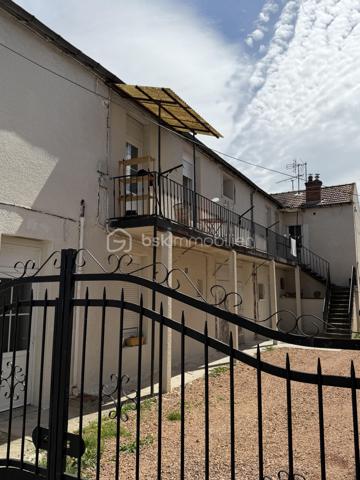 À proximité immédiate du centre-ville, dans un environnement calme et recherché, découvrez cet immeuble de rapport en excellent état, idéal pour un investissement patrimonial de qualité.
L’immeuble se compose de 7 logements entièrement rénovés, offrant des prestations modernes et soignées. Les appartements sont en excellent état, prêts à être occupés, sans travaux à prévoir.
Les atouts de cet ensemble immobilier :

	●	7 appartements rénovés avec des prestations de qualité.
	●	6 garages privatifs.
	●	Caves pour les logements.
	●	Cour commune agréable.
	●	Aucune charge de copropriété.
	●	Façades entièrement refaites à neuf.
	●	Immeuble parfaitement entretenu.
	●	Situation privilégiée : proche de toutes les commodités tout en bénéficiant d’un environnement calme.

Cet immeuble représente une excellente opportunité pour les investisseurs à la recherche d’un bien offrant un fort potentiel locatif, une gestion simplifiée et un patrimoine valorisé grâce à des rénovations récentes.
À découvrir sans tarder !
Pour plus d’informations ou organiser une visite, Pascal MORIN 0609434444