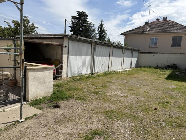 À proximité immédiate du centre-ville, dans un environnement calme et recherché, découvrez cet immeuble de rapport en excellent état, idéal pour un investissement patrimonial de qualité.
L’immeuble se compose de 7 logements entièrement rénovés, offrant des prestations modernes et soignées. Les appartements sont en excellent état, prêts à être occupés, sans travaux à prévoir.
Les atouts de cet ensemble immobilier :

	●	7 appartements rénovés avec des prestations de qualité.
	●	6 garages privatifs.
	●	Caves pour les logements.
	●	Cour commune agréable.
	●	Aucune charge de copropriété.
	●	Façades entièrement refaites à neuf.
	●	Immeuble parfaitement entretenu.
	●	Situation privilégiée : proche de toutes les commodités tout en bénéficiant d’un environnement calme.

Cet immeuble représente une excellente opportunité pour les investisseurs à la recherche d’un bien offrant un fort potentiel locatif, une gestion simplifiée et un patrimoine valorisé grâce à des rénovations récentes.
À découvrir sans tarder !
Pour plus d’informations ou organiser une visite, Pascal MORIN 0609434444