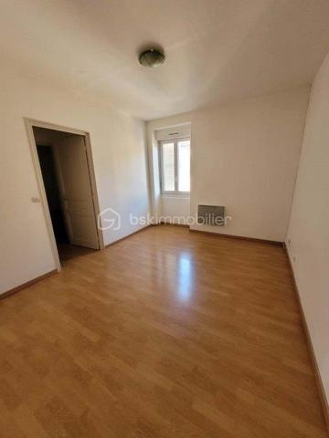 À proximité immédiate du centre-ville, dans un environnement calme et recherché, découvrez cet immeuble de rapport en excellent état, idéal pour un investissement patrimonial de qualité.
L’immeuble se compose de 7 logements entièrement rénovés, offrant des prestations modernes et soignées. Les appartements sont en excellent état, prêts à être occupés, sans travaux à prévoir.
Les atouts de cet ensemble immobilier :

	●	7 appartements rénovés avec des prestations de qualité.
	●	6 garages privatifs.
	●	Caves pour les logements.
	●	Cour commune agréable.
	●	Aucune charge de copropriété.
	●	Façades entièrement refaites à neuf.
	●	Immeuble parfaitement entretenu.
	●	Situation privilégiée : proche de toutes les commodités tout en bénéficiant d’un environnement calme.

Cet immeuble représente une excellente opportunité pour les investisseurs à la recherche d’un bien offrant un fort potentiel locatif, une gestion simplifiée et un patrimoine valorisé grâce à des rénovations récentes.
À découvrir sans tarder !
Pour plus d’informations ou organiser une visite, Pascal MORIN 0609434444