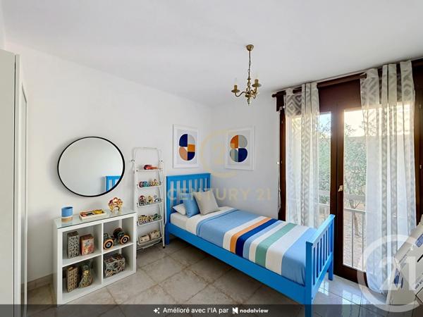 Appartement F4 à vendre  4 pièces - 81 m 2   HYERES  - 83