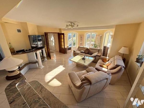 Maison 6 pièces (Construction atypique de 1992, d'environ 157 m² habitables) située dans un secte