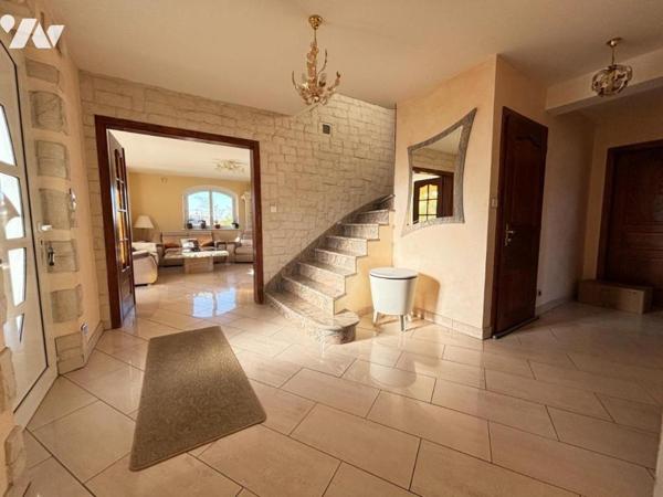 Maison 6 pièces (Construction atypique de 1992, d'environ 157 m² habitables) située dans un secte