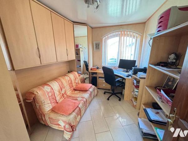 Maison 6 pièces (Construction atypique de 1992, d'environ 157 m² habitables) située dans un secte