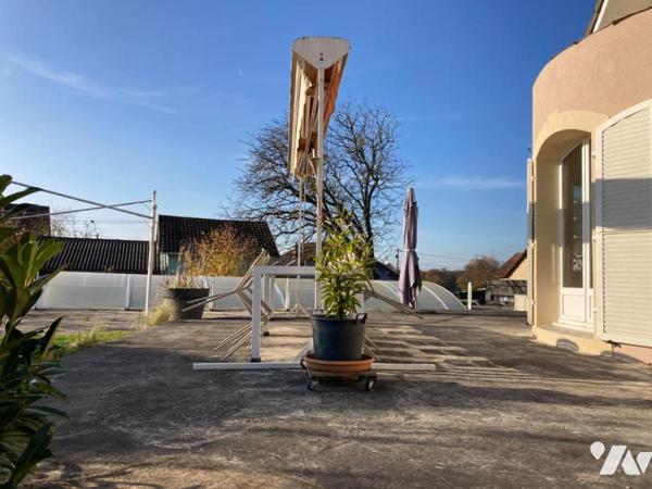 Maison 6 pièces (Construction atypique de 1992, d'environ 157 m² habitables) située dans un secte